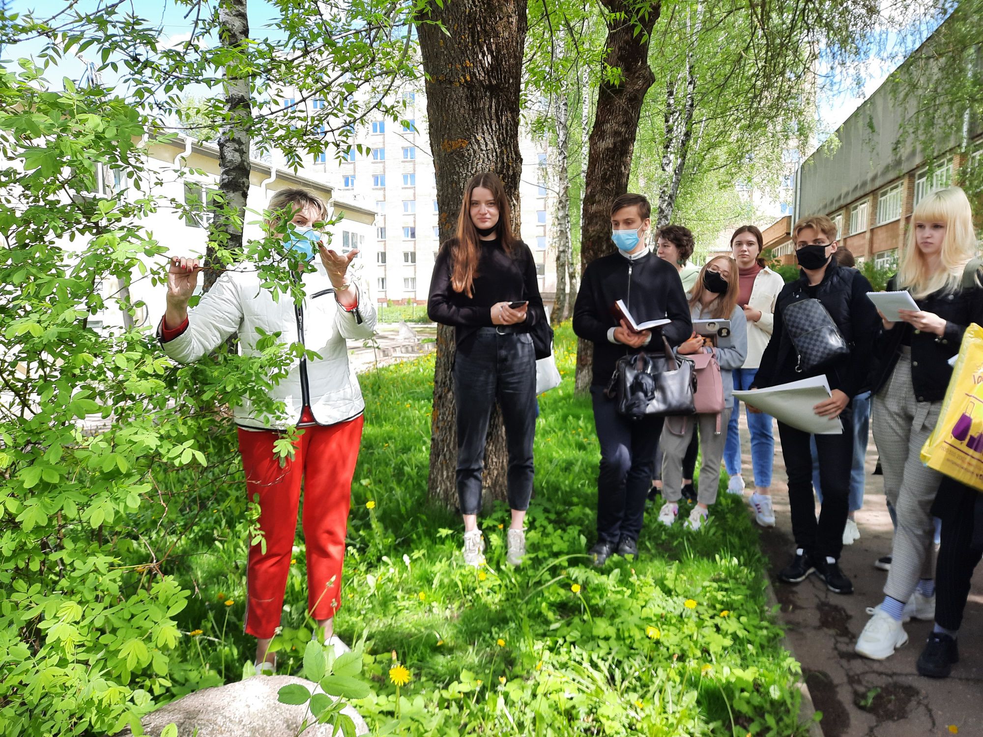 Первокурсникам ЕГФ провели экскурсию «Весна в жизни растений»